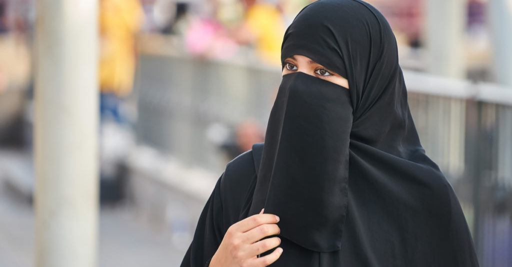 Switzerland plans £900 fine for anyone wearing niqab – 5Pillars