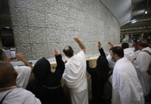 Hajj pilgrims perform stoning of the devil ritual