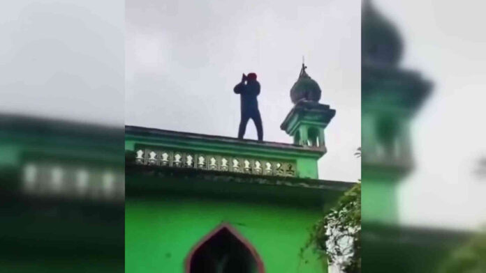 India: Hindutva thugs try to destroy mosque