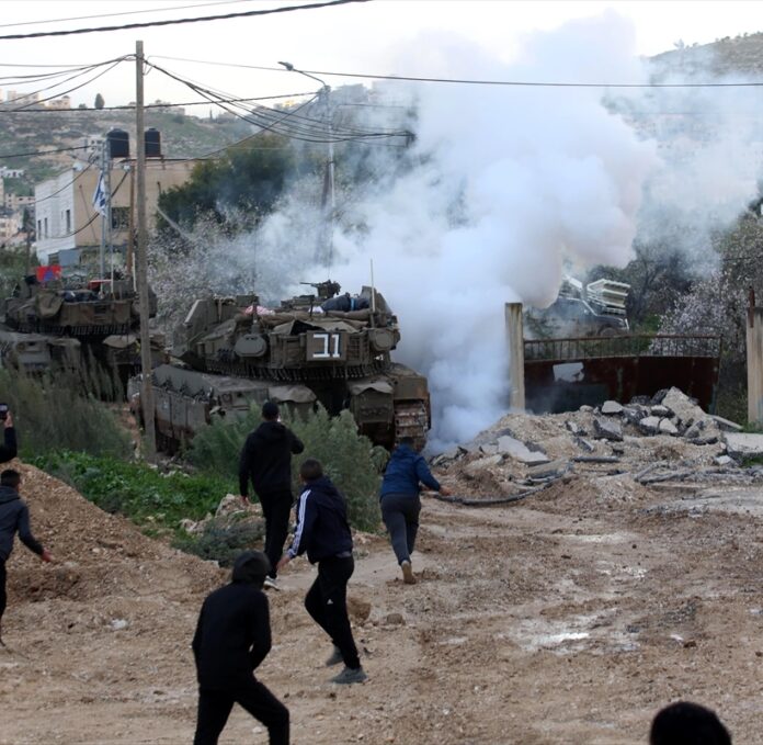 Israel enters the West Bank with tanks and raided Jenin for the first time since 2002