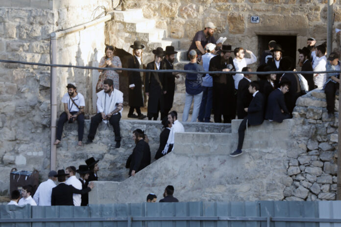 Jewish settlers organize a raid on Hebron